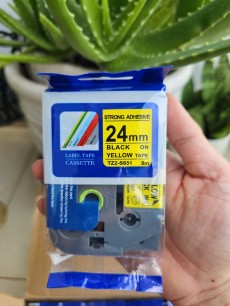 Nhãn in siêu dính TZ2-S651 ( Nhãn in Siêu Dính 24mm - Chữ đen nền vàng - Dài 8 met )