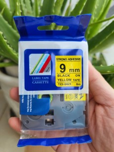 Nhãn in siêu dính TZ2-S621 ( Nhãn in 9mm Siêu Dính - Chữ đen nền vàng - Dài 8 met )